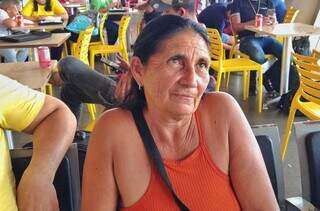 Maria Gamarra durante espera no saguão da rodoviária de Campo Grande (Foto: Paulo Francis)